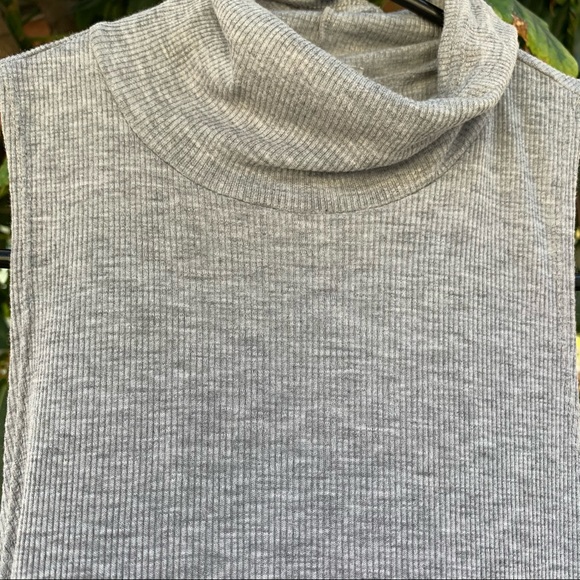 Free people grey ribbed turtleneck oversized tank top! - Picture 3 of 5